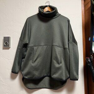 The North Face Canyon Flats Stretch Poncho – Olive Green (Size S/P to M/M)